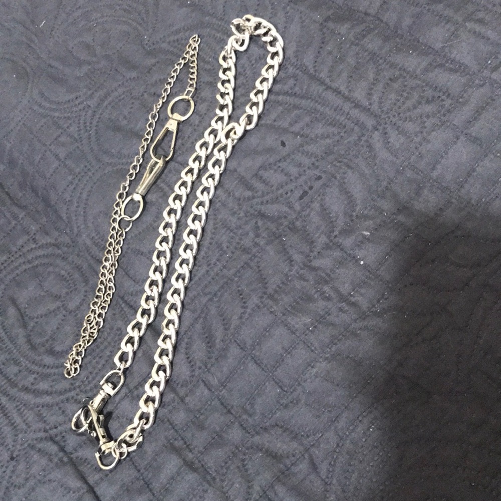 Two chains to hand from your pants